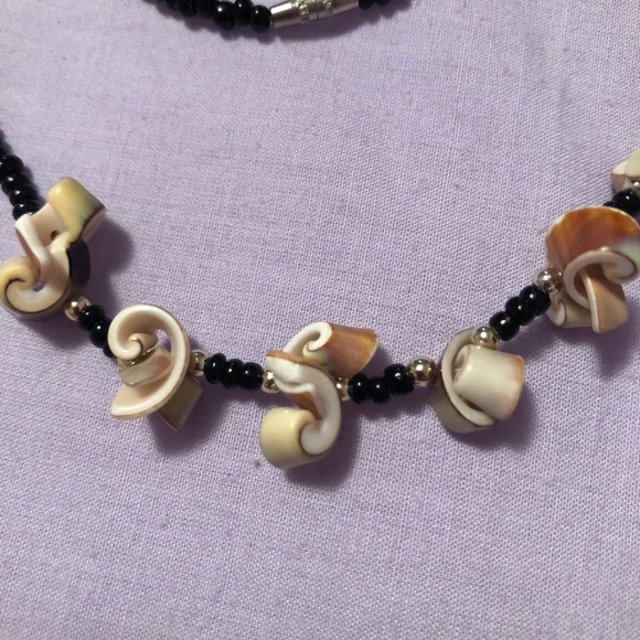 Shell and beaded necklace - Picture 2 of 2